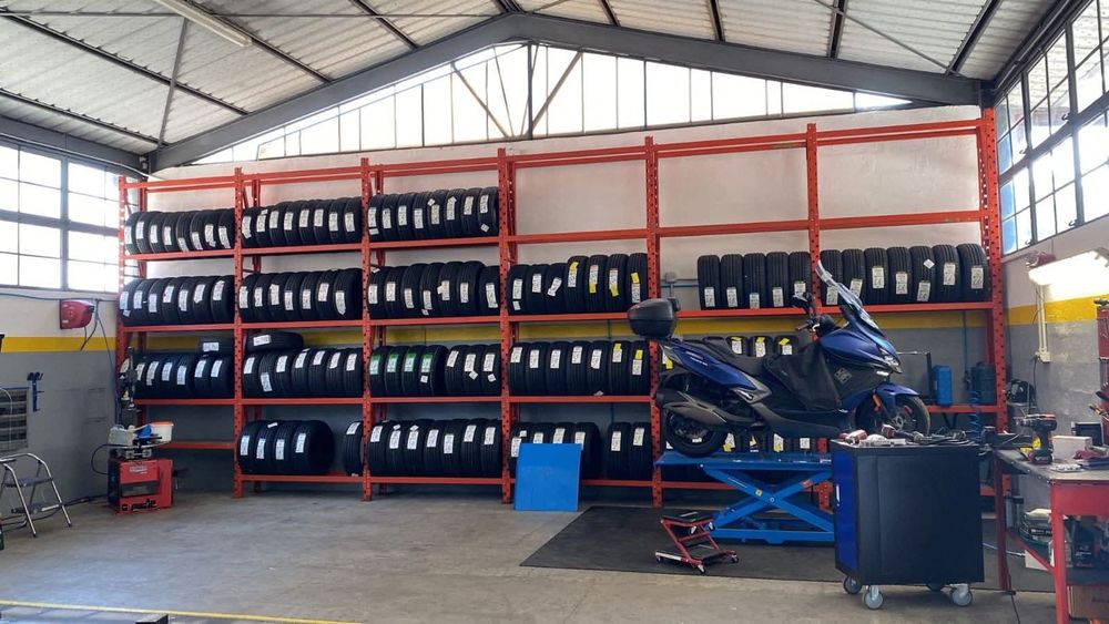 Rafturi metalice depozitare anvelope cauciucuri roti.