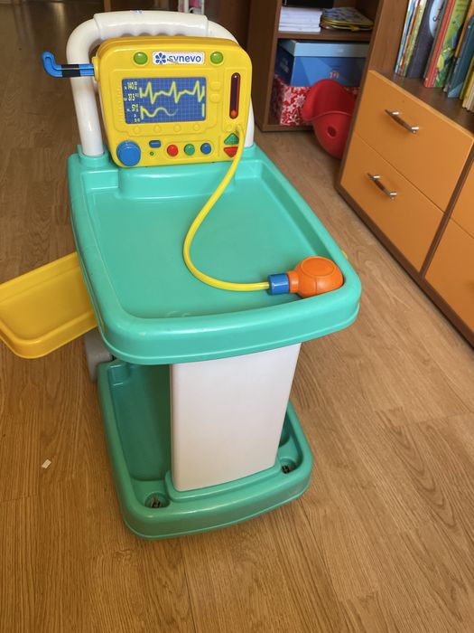 Carucior de jucarie pentru trusa medicala