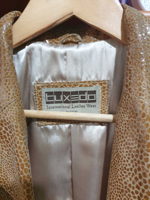 Vand haina dama din piele