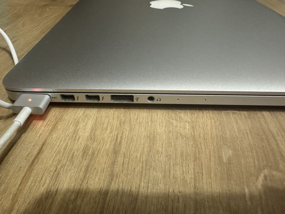 Macbook Pro 13’ A1502 256 gb 8 RAM 2.7Ghz i5