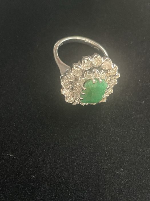 Пръстен от бяло злато 18к, изумруд Замбия 1,5 ct и 30 диаманта 1ct