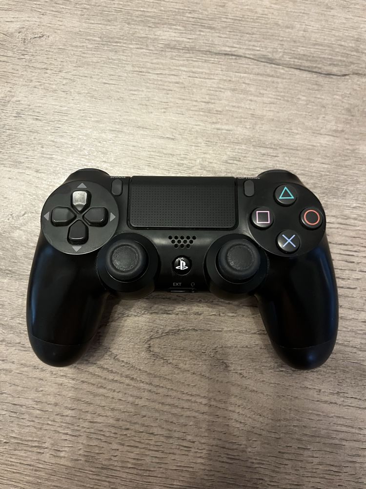 PS4 Slim versiune de 1TB + 2 controllere originale