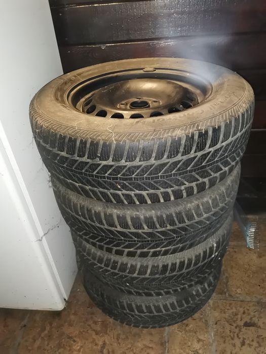 Vind 4 jenti cu anvelope tiguan 4/4 plus 2 riduri de capace