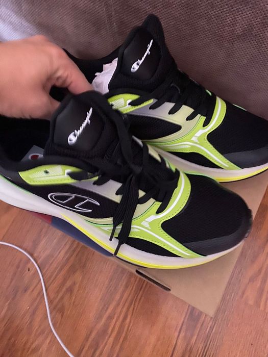 Нови маратонки  уникални са на живо