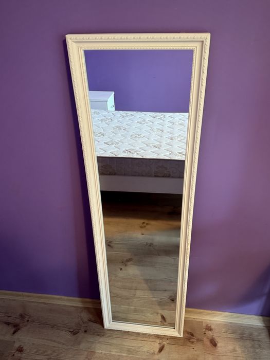 Дървено огледало с бяла рамка.