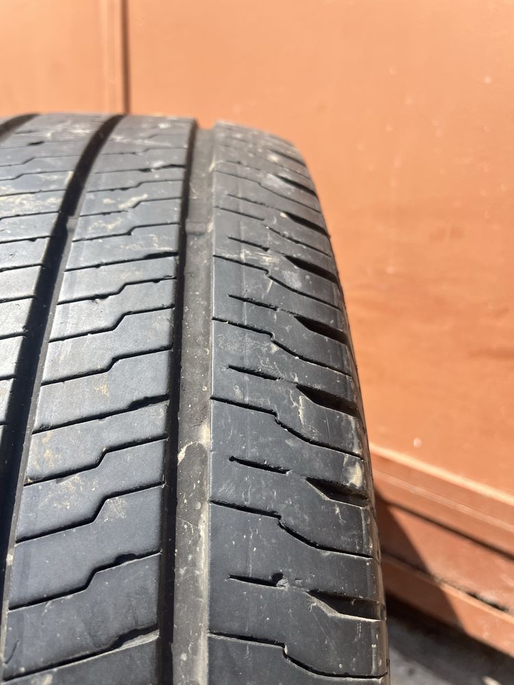 2 бр. летни гуми за бус 235/65/16C Continental DOT 4920/2119 6-6,5 mm