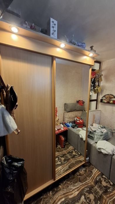 Гардероб с плъзгащи врати и осветление