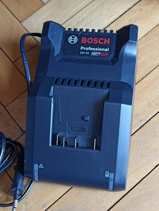Statie incarcare/Incărcător acumulatori profesionali Bosch Li-Ion.