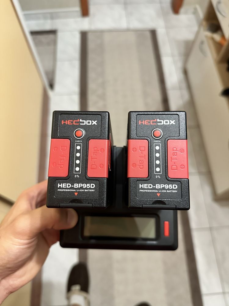 2 броя Hedbox BP95D и зарядно BP-U батерии