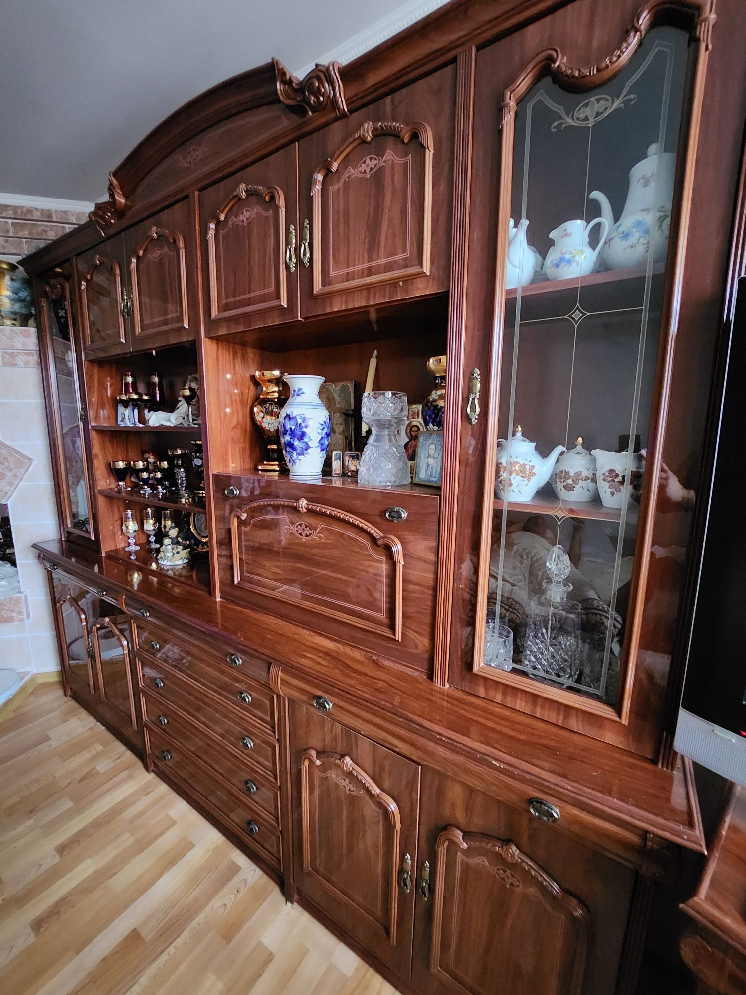 Продам деревянную стенку в гостиную