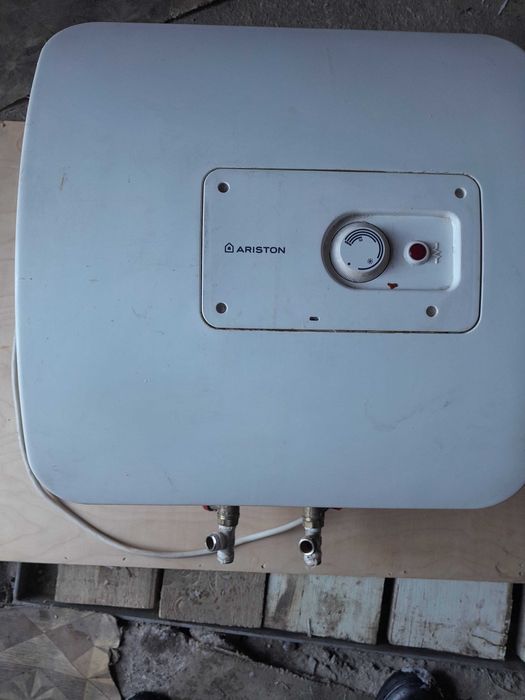 бойлер Аристон на30литров б.у в хорошем состоянии.в наличии 2 штуки.