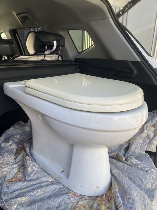 Унитаз в хорошем состоянии.доставка до двора бесплатно!