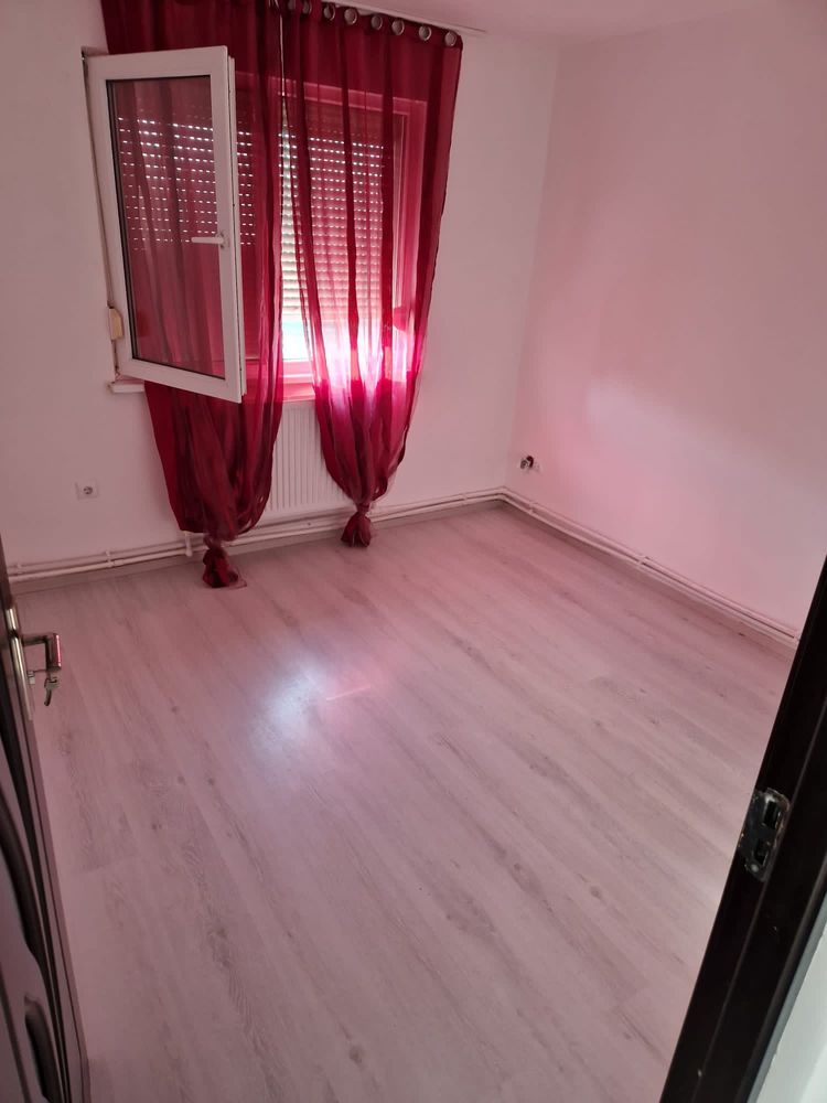 Ofer spre închiriere  apartament cu 3 camere.