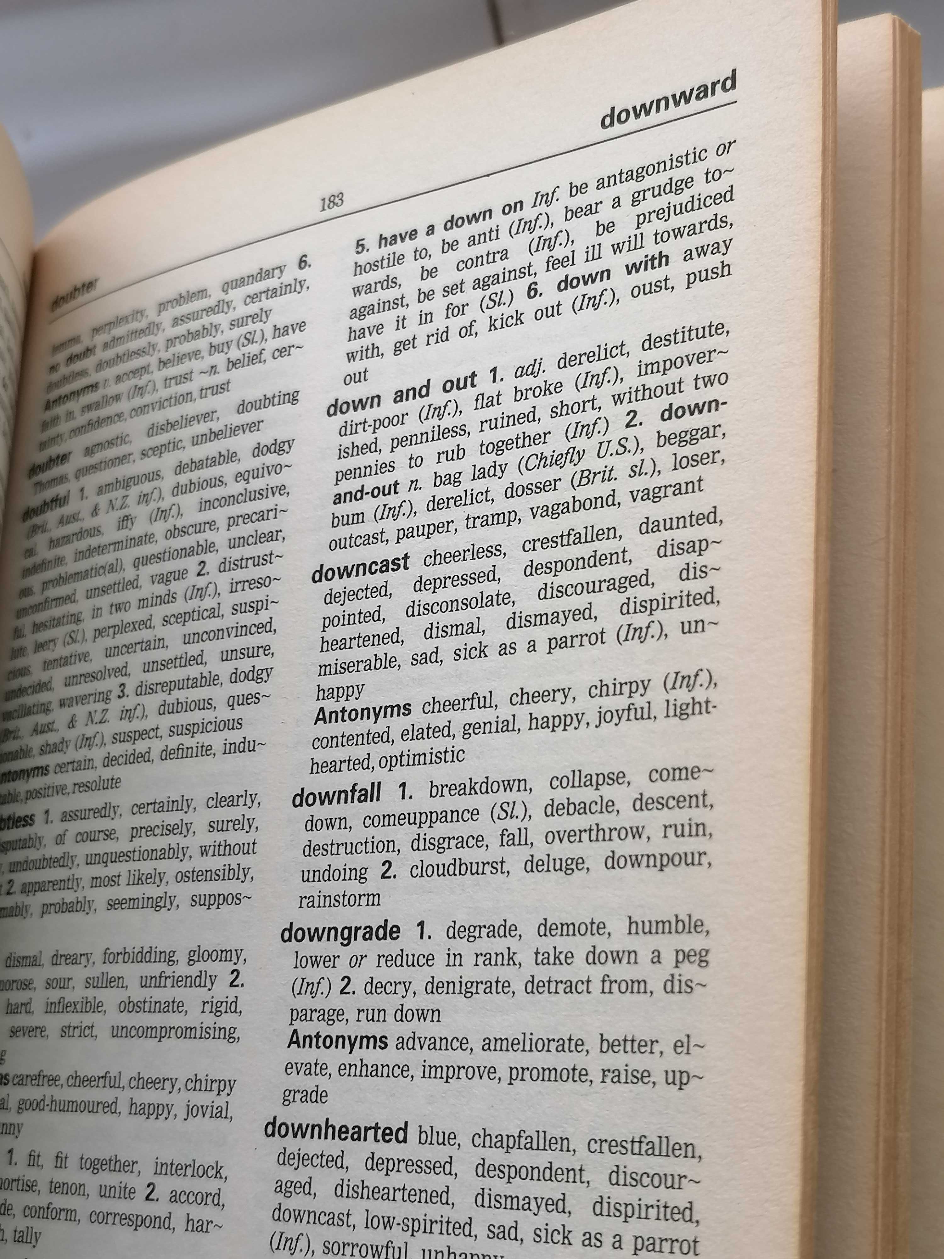 Продавам английски речник Collins college thesaurus 1995 година