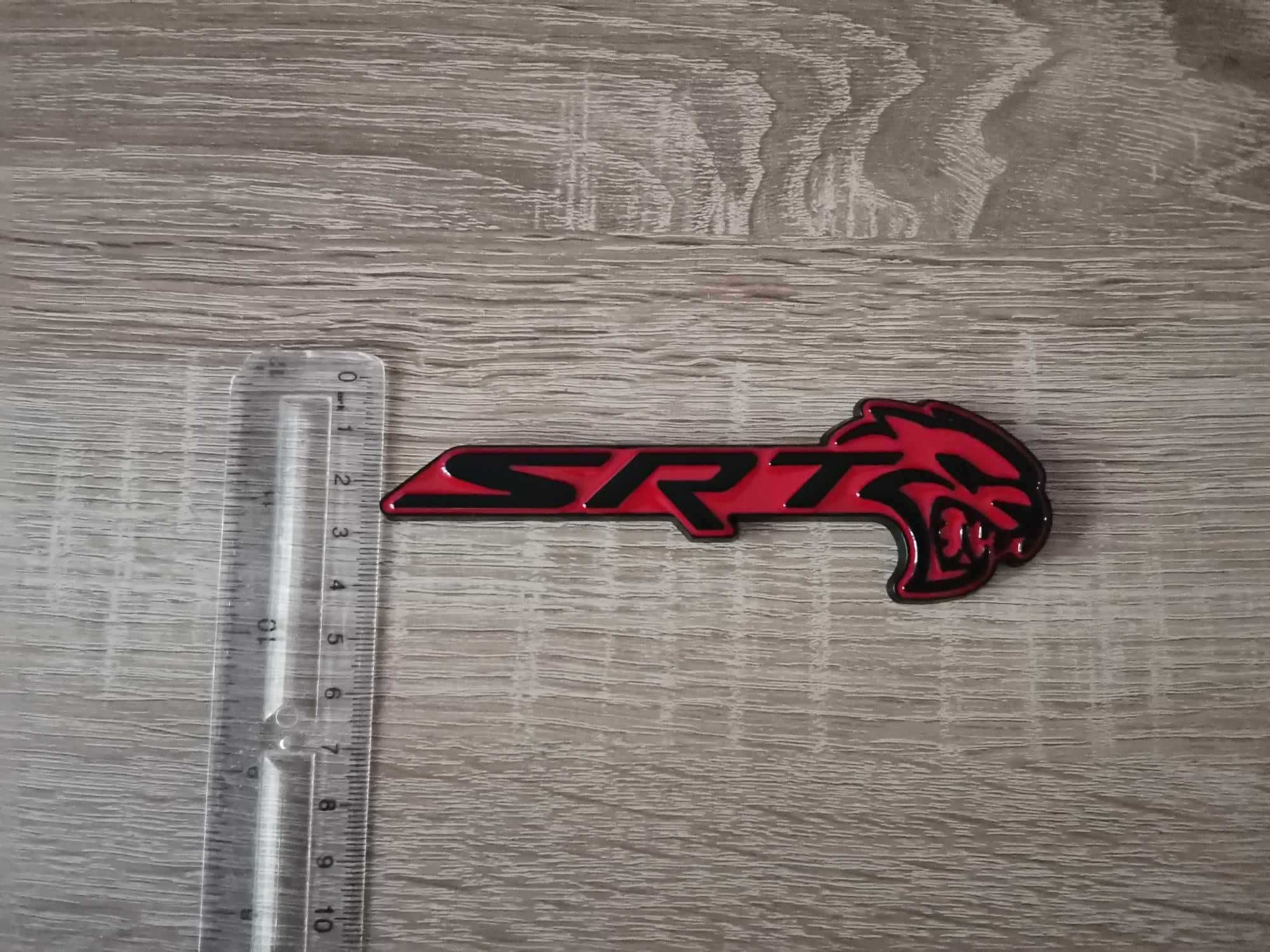 SRT Hellcat черно с червено емблема дясна