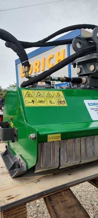 Tocator vegetatie pentru excavator/buldoexcavator