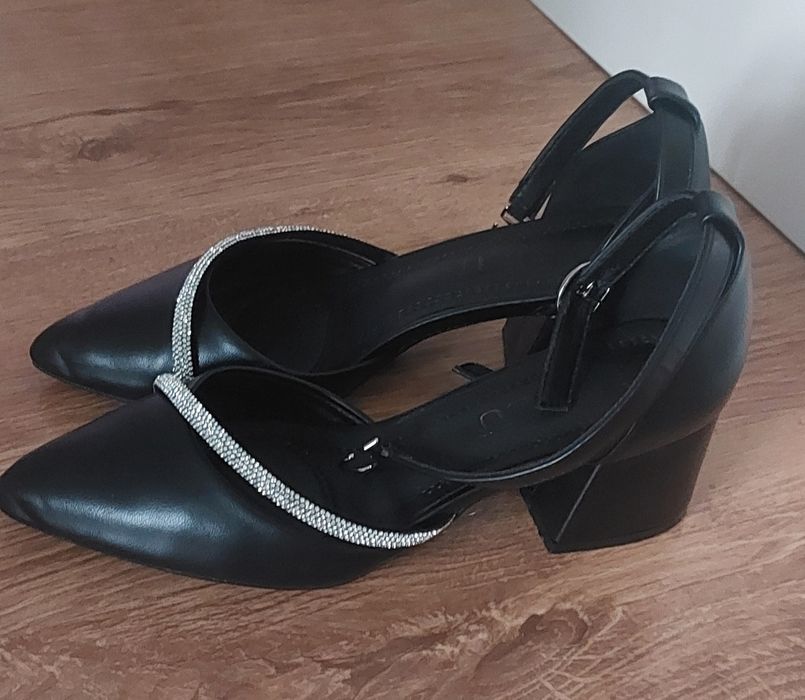 De vânzare pantofi adolescentă!