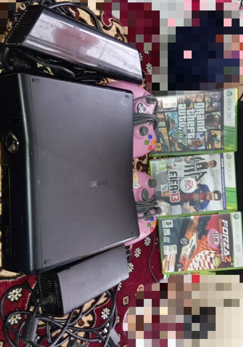 Vând Xbox 360 , 500 GB  + 2 manete cadou și 3 jocuri .