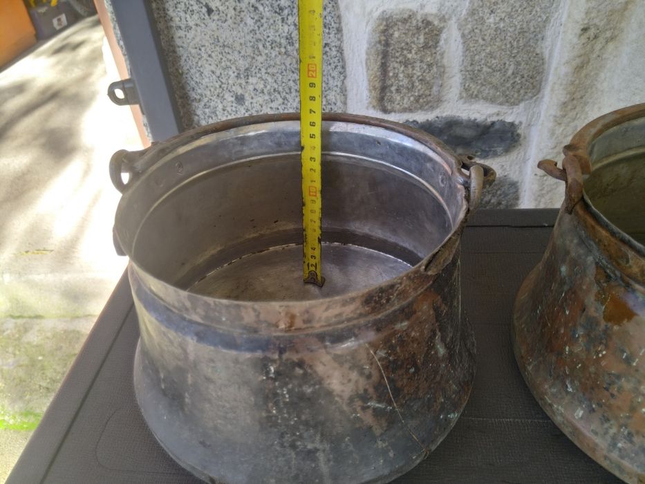 Продавам две идентични менчета много стари калайдисани за кобилица