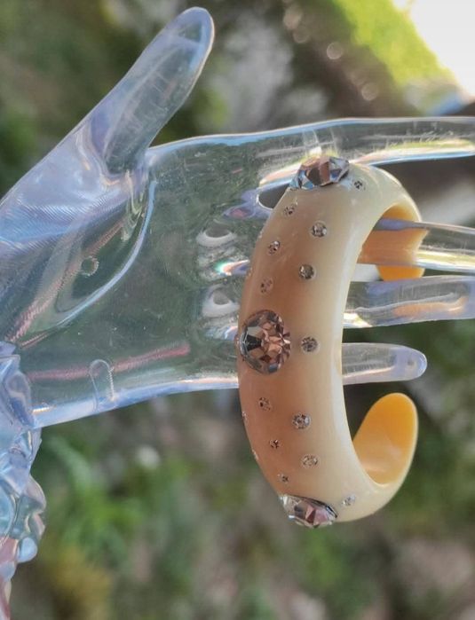 Veche bratara din bachelita de culoare crem