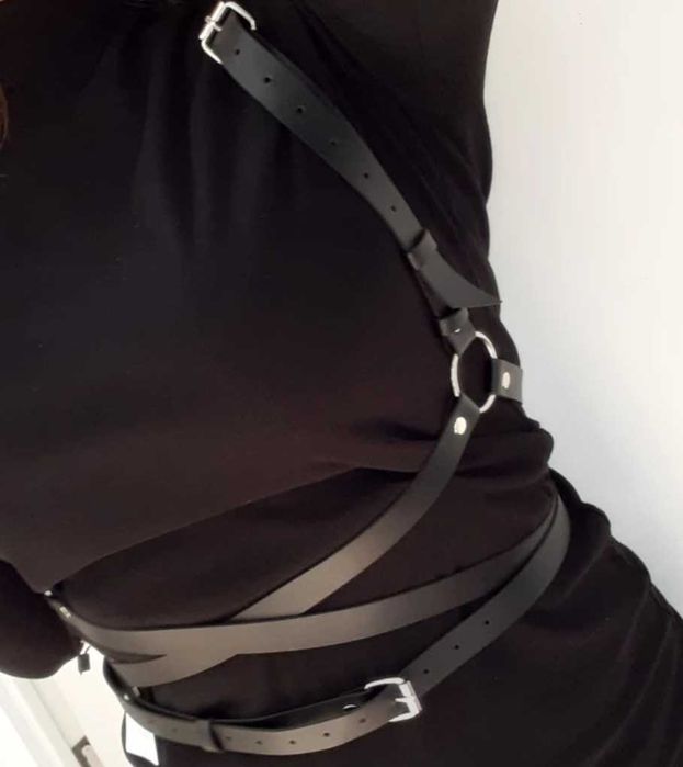 Стильный женский кожанный корсет портупея