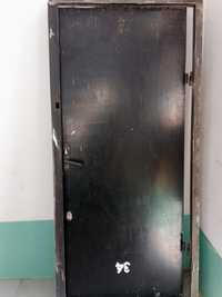 Входная железная бронированная дверь