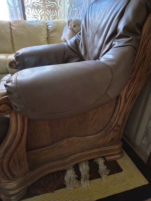 Продам  мягкую мебель, тройка, экокожа, корпус дуб.