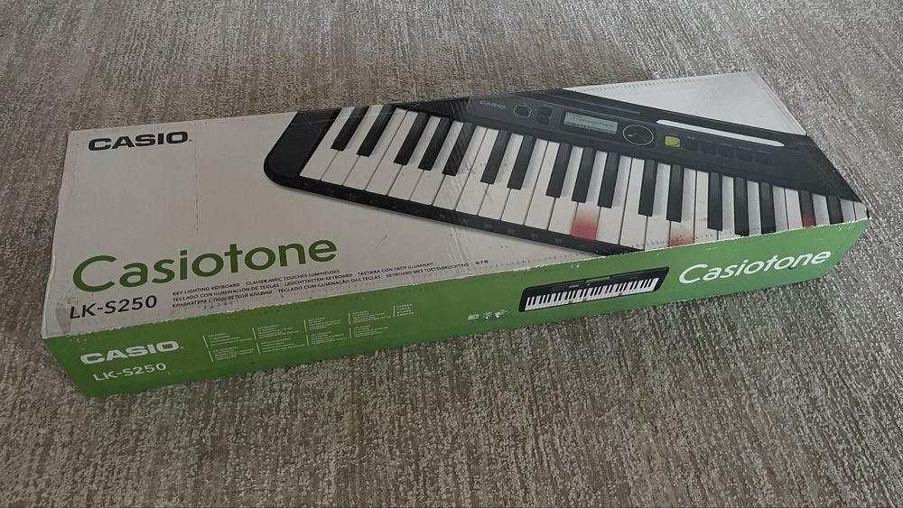 Срочно продам сигтезатор. В отличном состоянии, как новый.