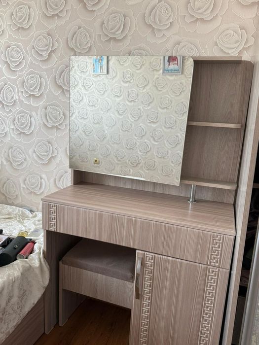 Срочно продам туалетный столик б/у