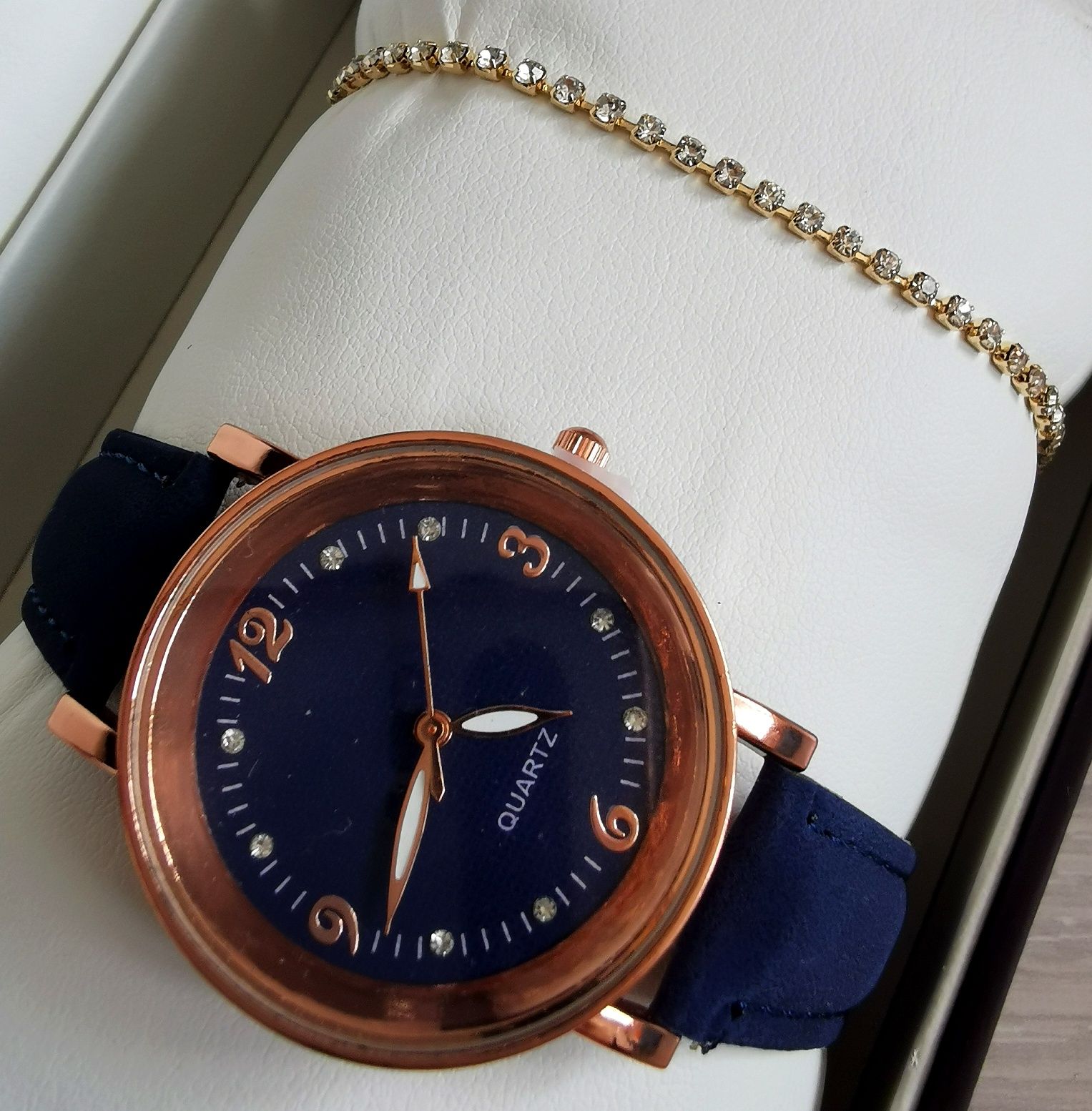 Подаръчен комплект - Дамски ръчен часовник + гривна