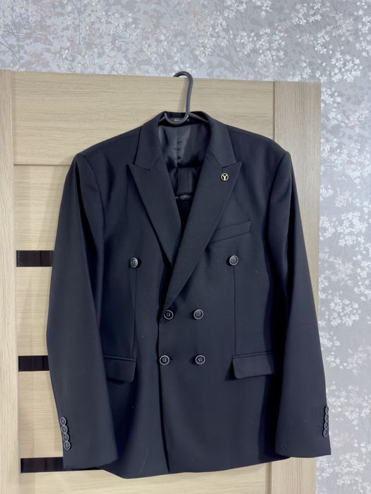 Двубортный костюм тройка