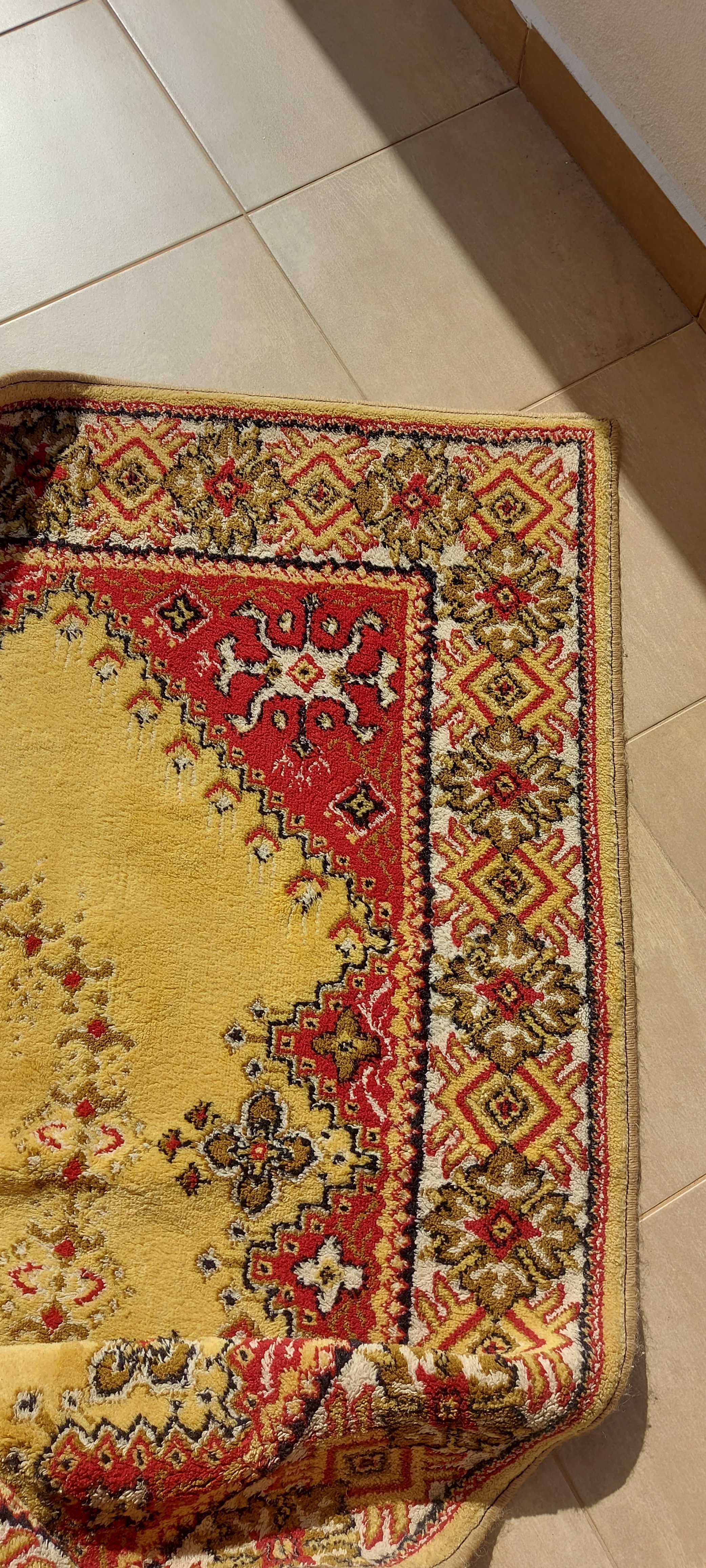 Килим в лилаво и Персийски килим.