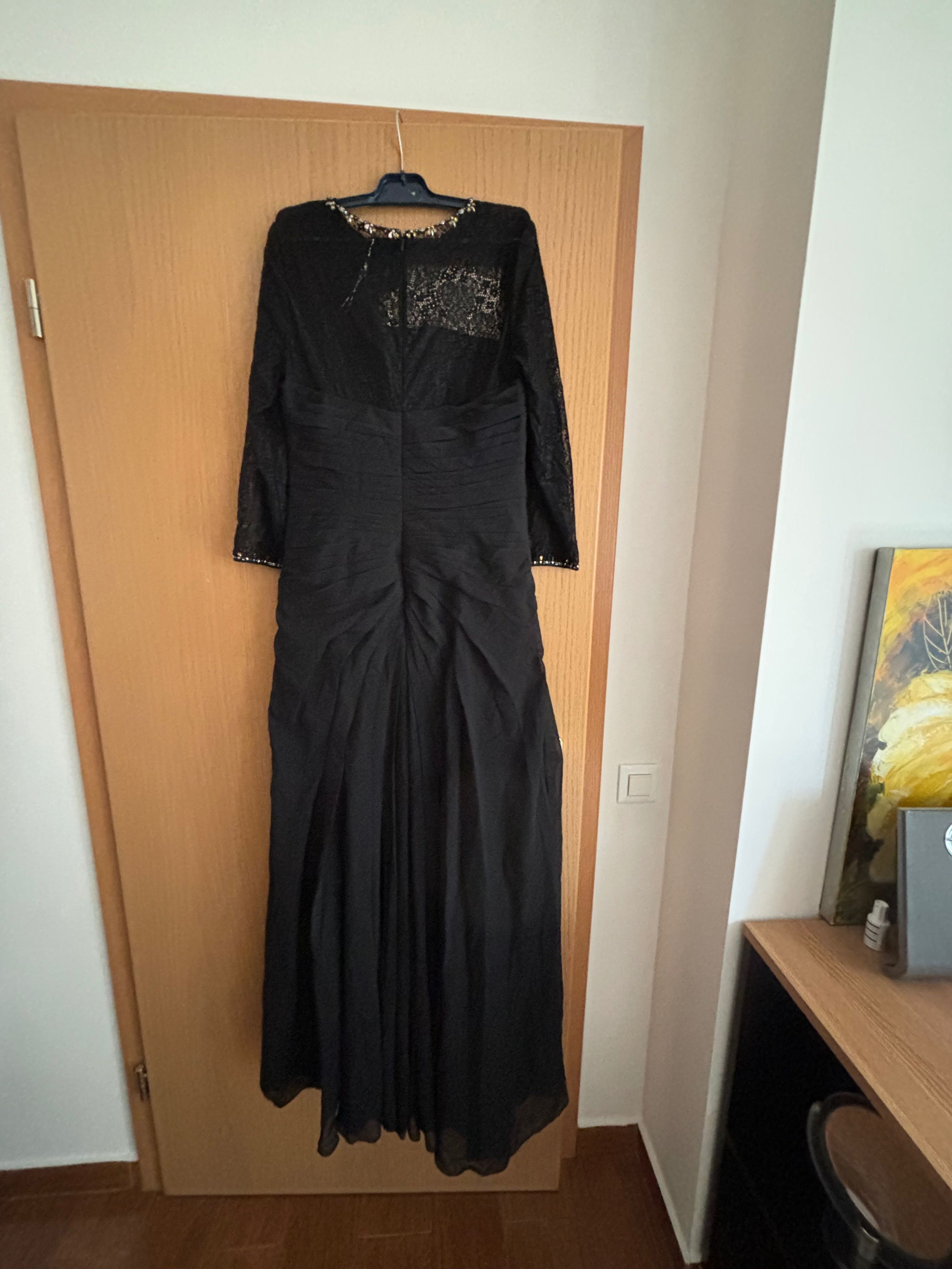 Rochie neagra lunga eleganta din voal si dantela fina.