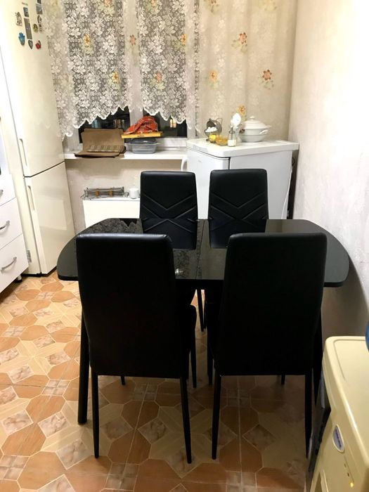 Стол со стульями — 75 000 т