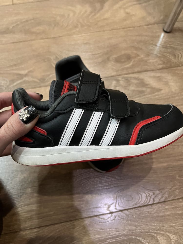 Marvel Сникърси и Adidas маратонки