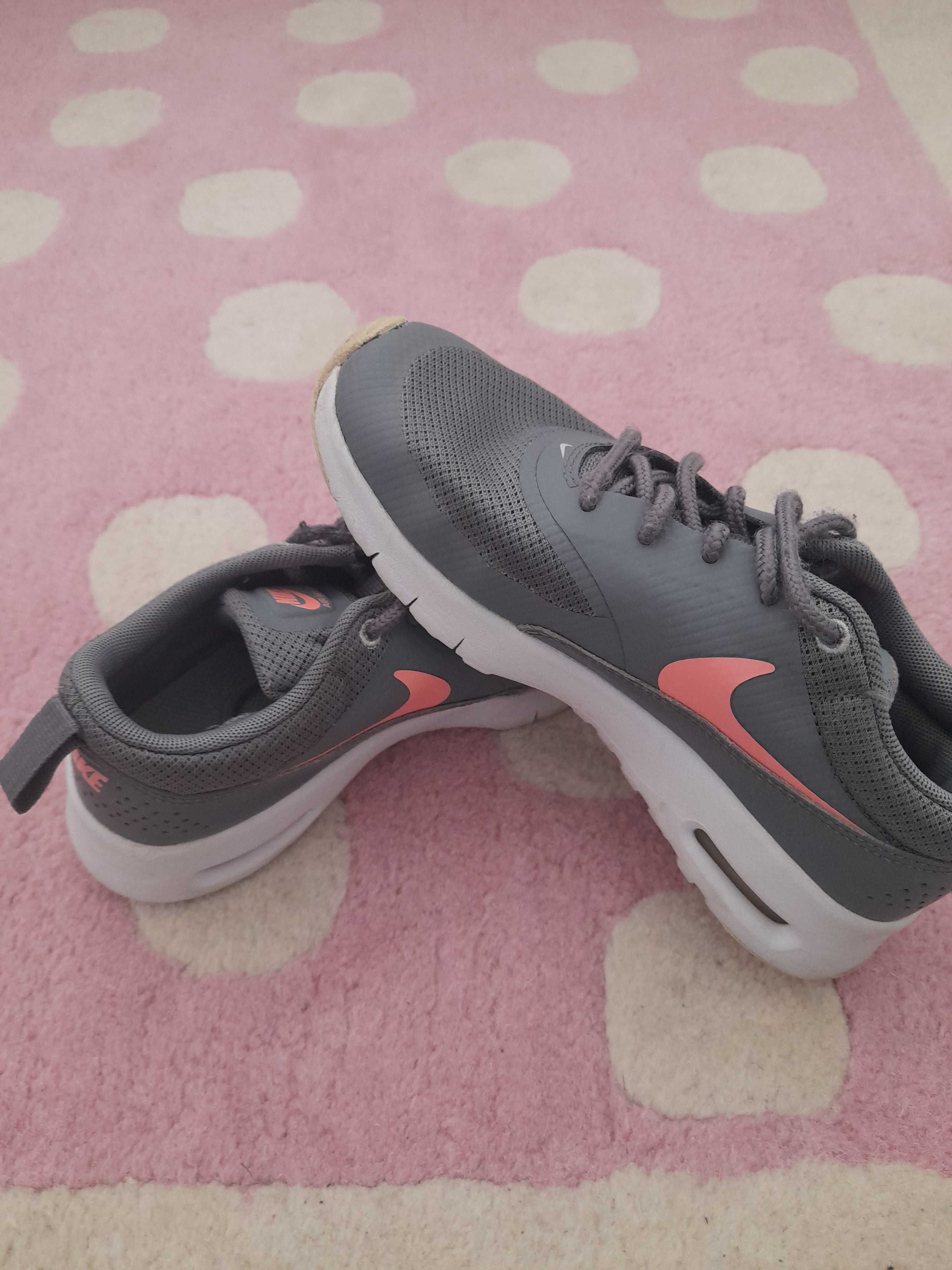 Маратонки Nike Thea N30