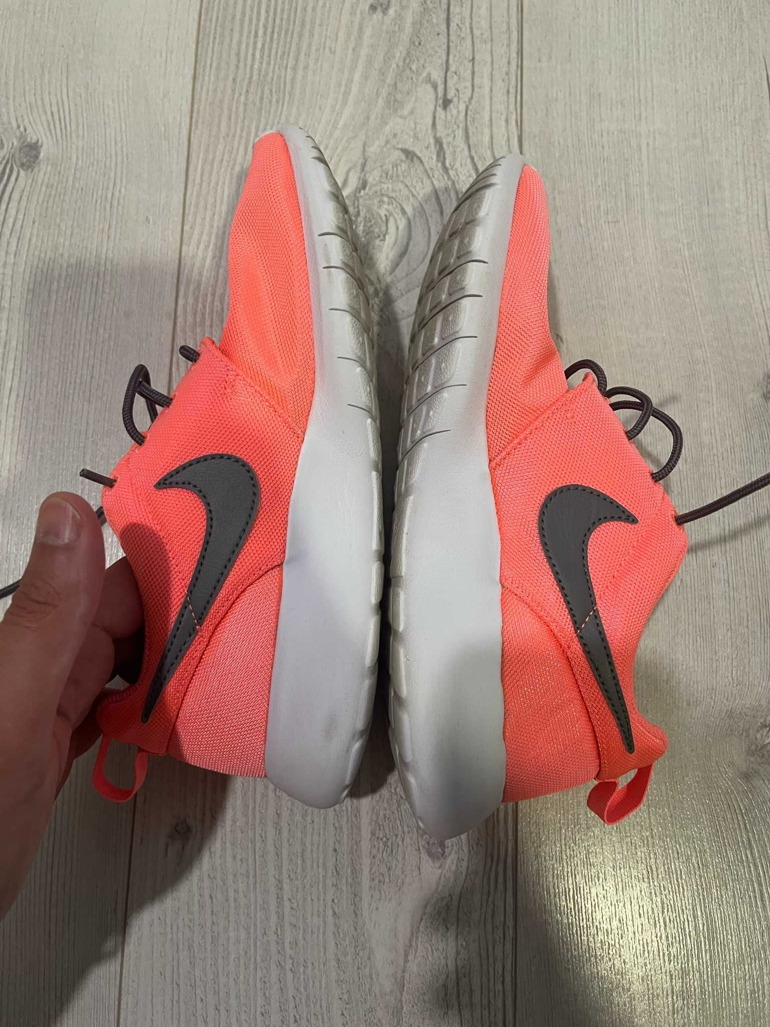 Оригинални маратонки Nike Roshe One номер 36.5