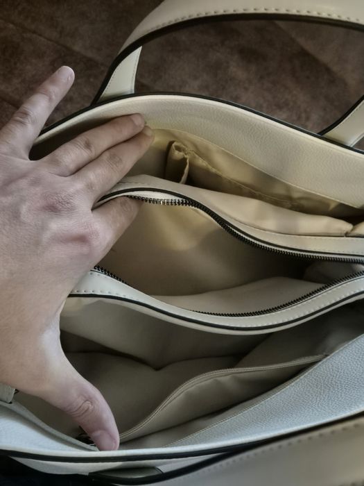 Бяла дамска чанта