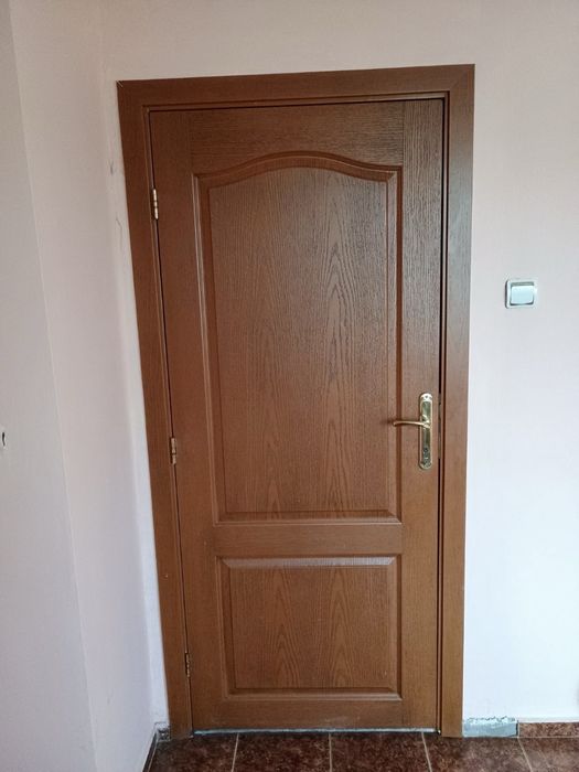 Продавам 3 вътрешни интериорни врати – много добро състояние