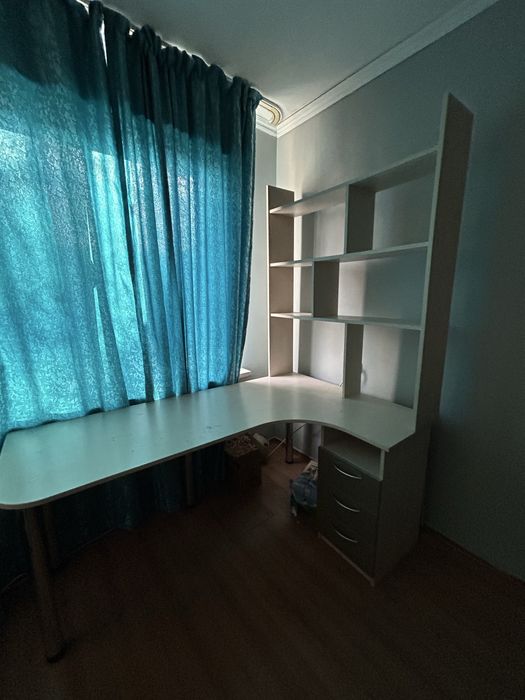 стол с полками и с шкафчиками