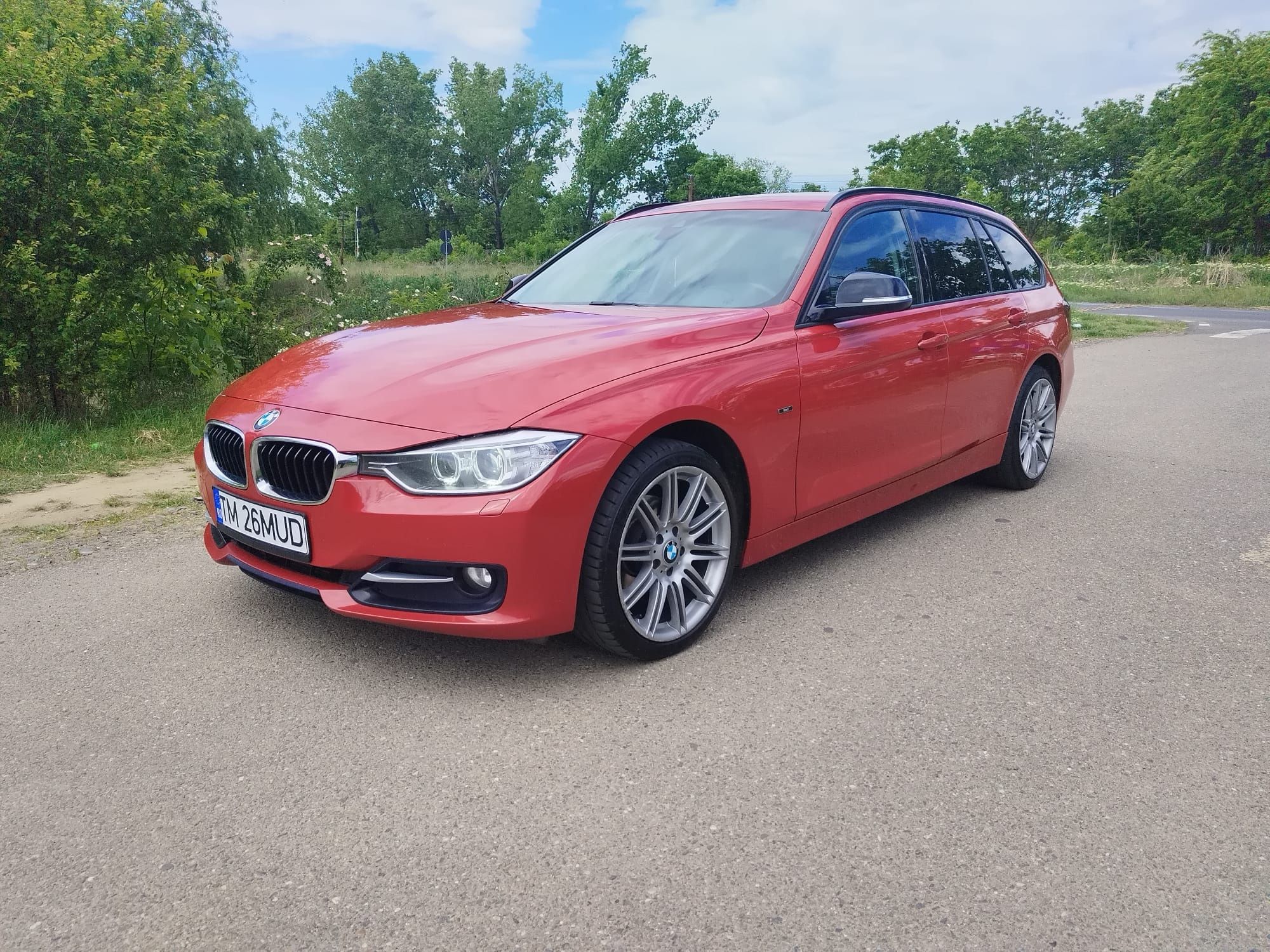 BMW 318d F31, an 2013 cu euro5, bixenon, HUD,navi, incalzire scaune