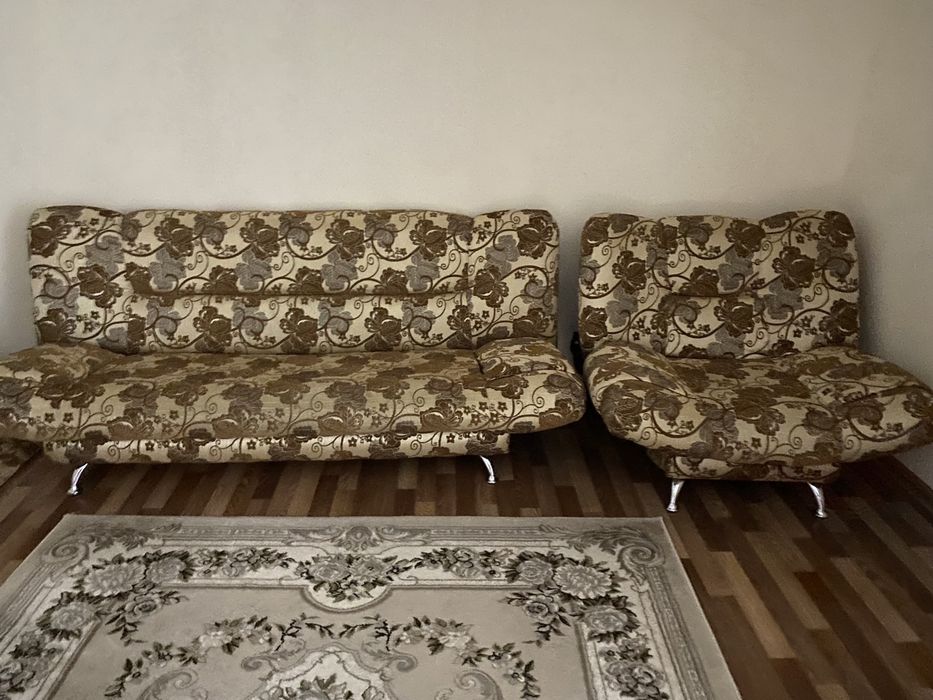 Диван и одно кресло, состоняние хорошее, ножки целые, не шатаются………..