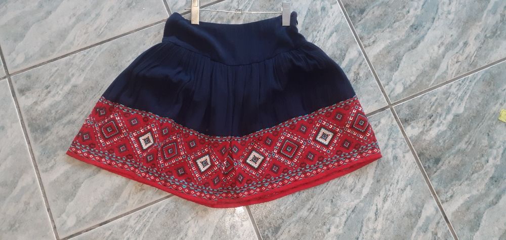Poale ,fuste costum popular fete