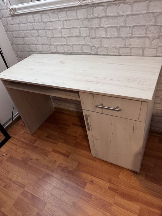 Vand birou ,stare perfecta de functionare.