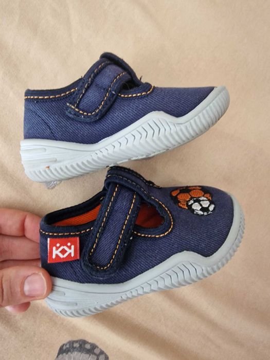 Детски дънково сини пантофи с бродирани топки КК