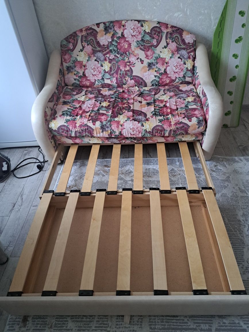 Продам диван ширина140