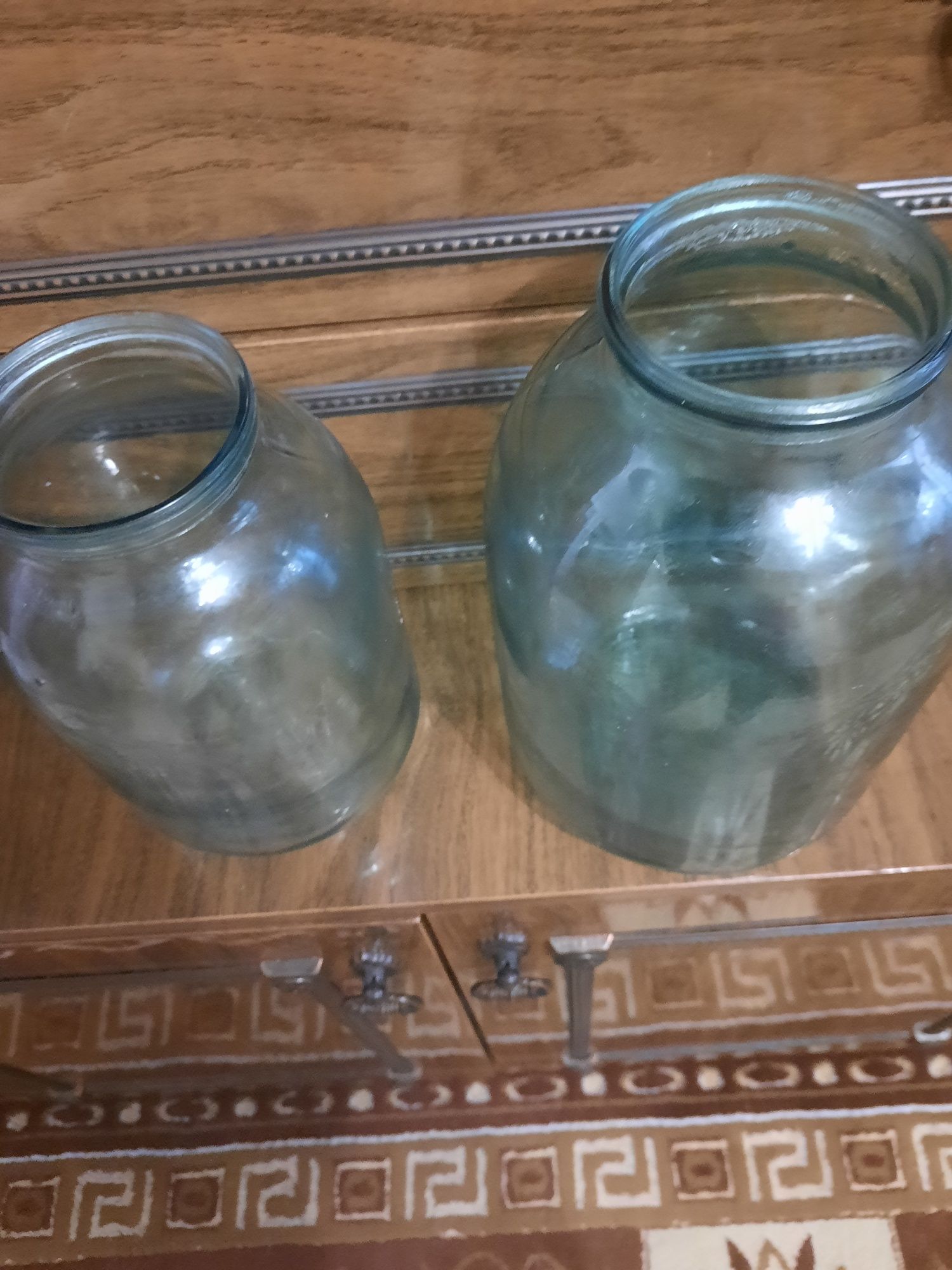 Продам банки стеклянные  разных размеров  от 0,5 до 3л.