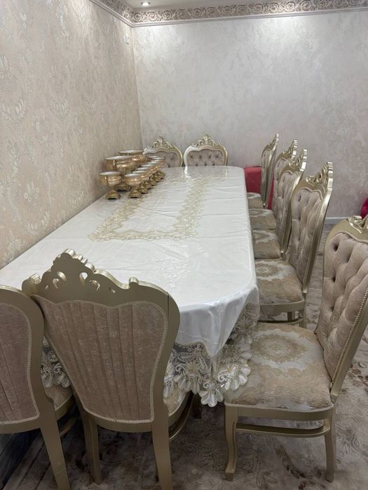 Большой стол с 9 стульями и набором посуды