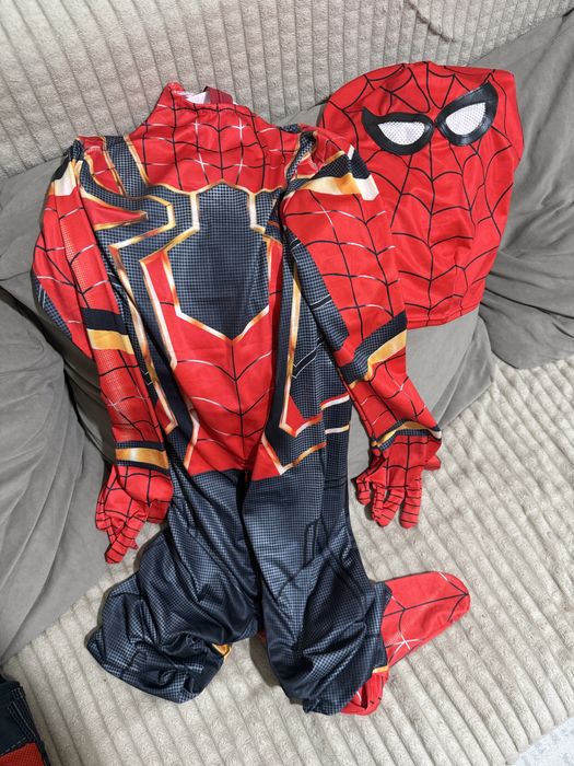 Костюмы. Дедпул. Человек паук