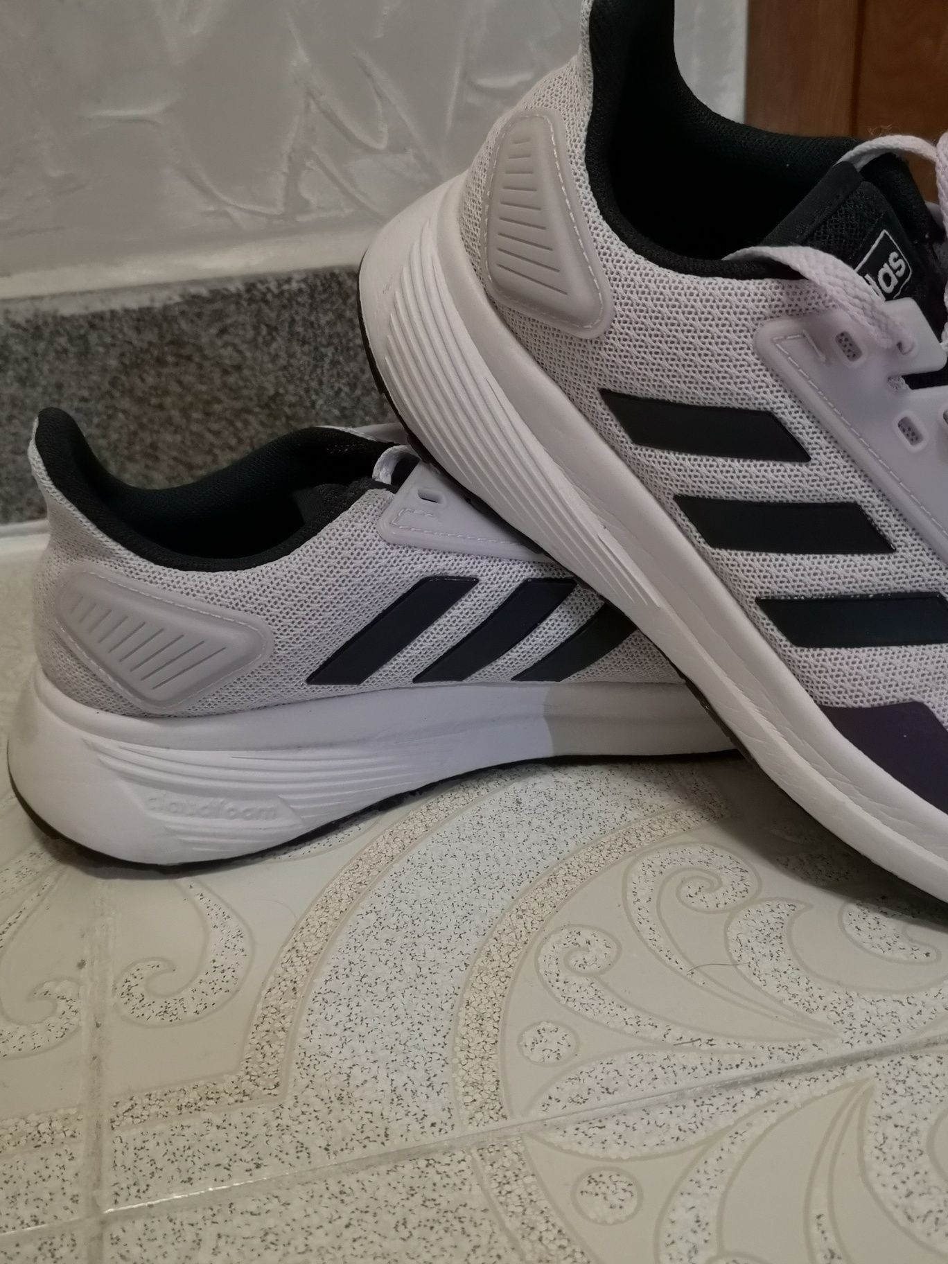 Продавам женски обувки adidas!